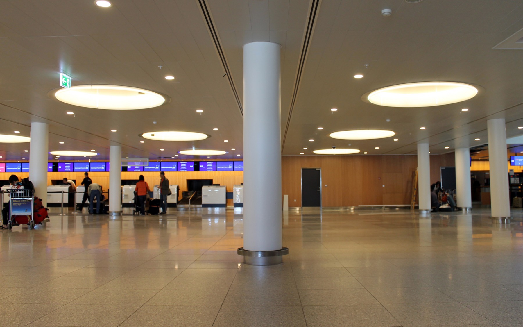 CPH Airport, Terminal 2, Planostile Clip-In Clip-In (200x1200), Hvid akustikfilt, Perforeret ud over kant.