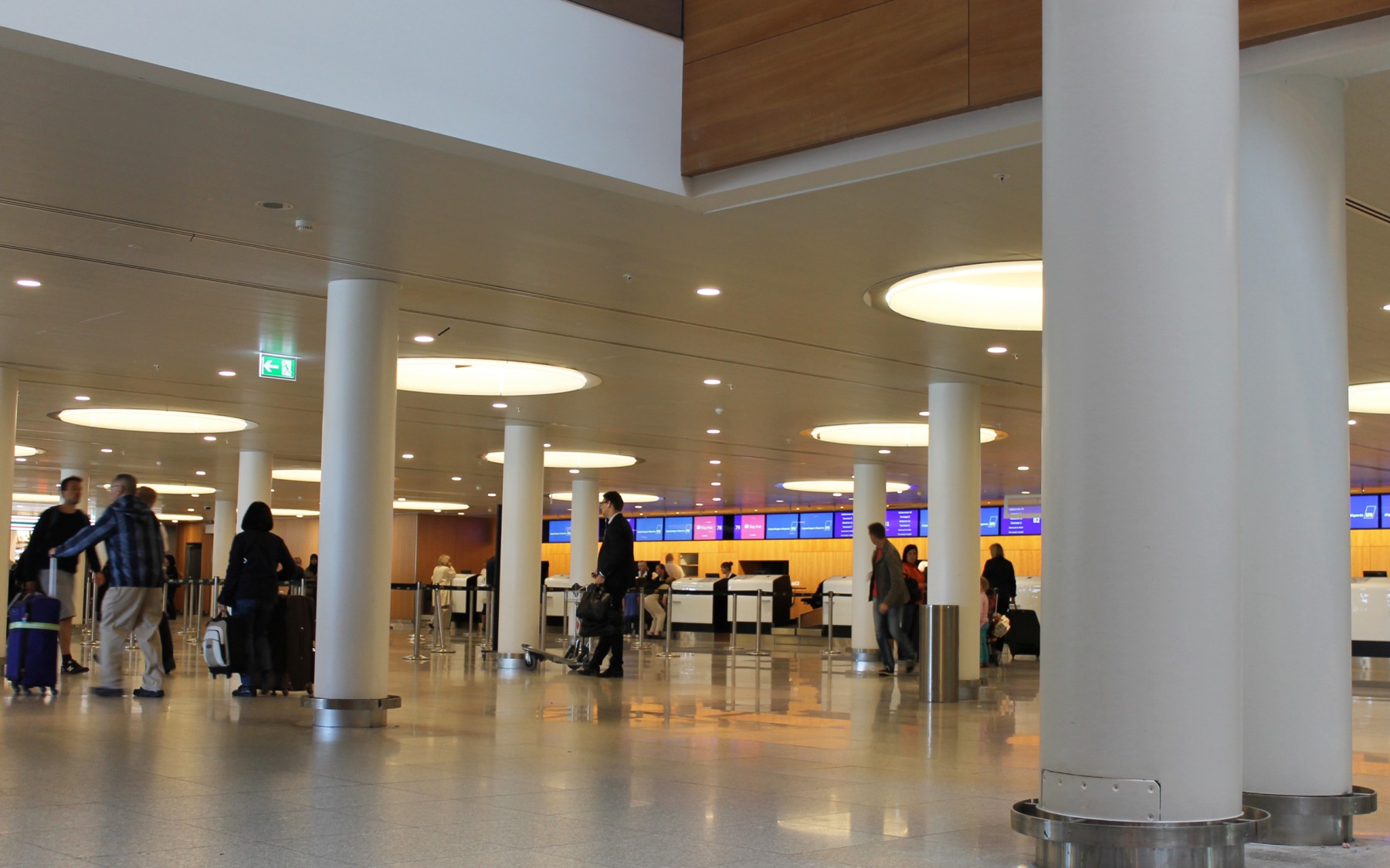 CPH Airport, Terminal 2, Planostile Clip-In Clip-In (200x1200), Hvid akustikfilt, Perforeret ud over kant.